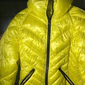 GUESS YELLOW JACKET SIZE M USED GREAT CONDITION